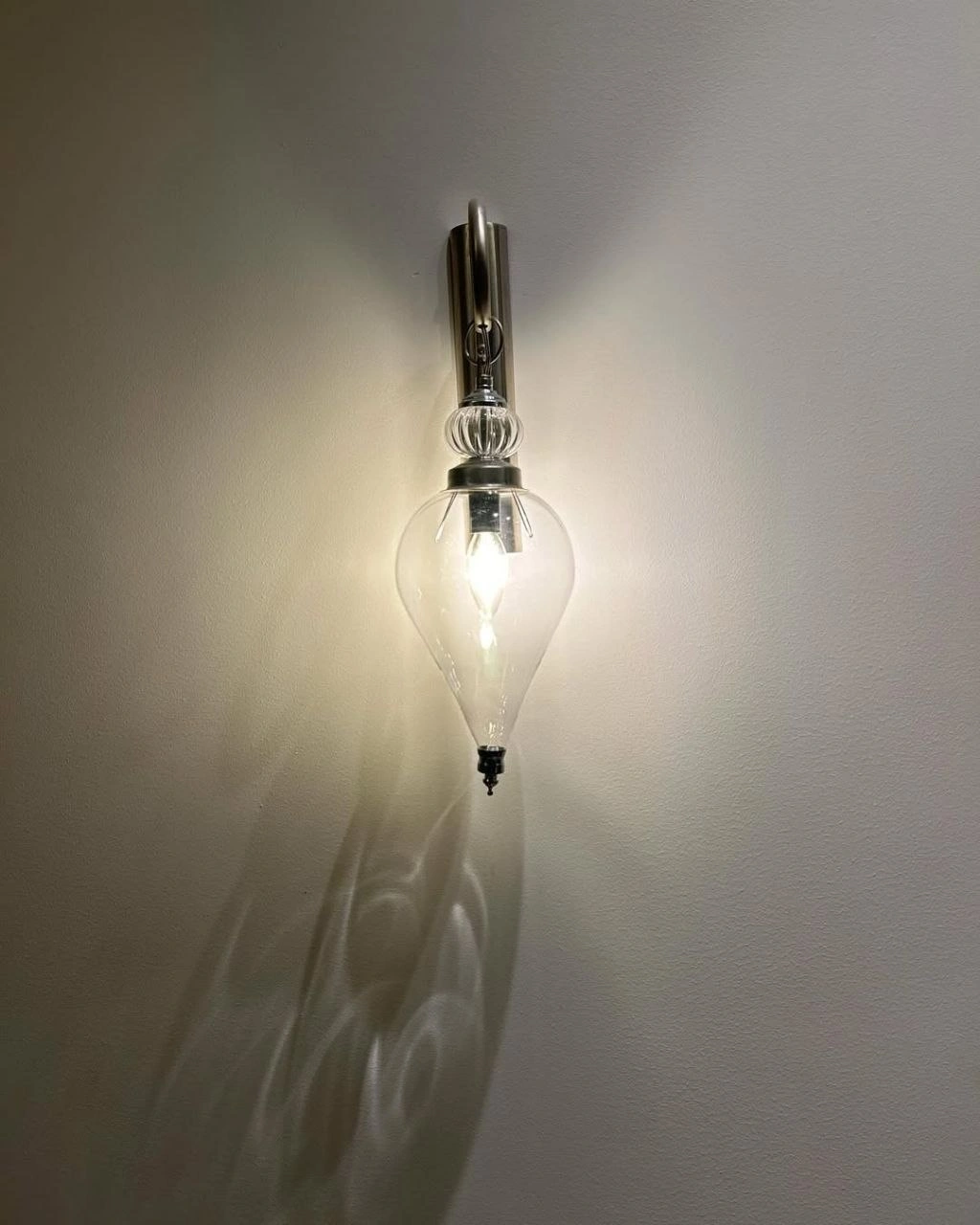 أبليك حائط نحاسي مع زجاج شفاف مودرن من المشكاة.