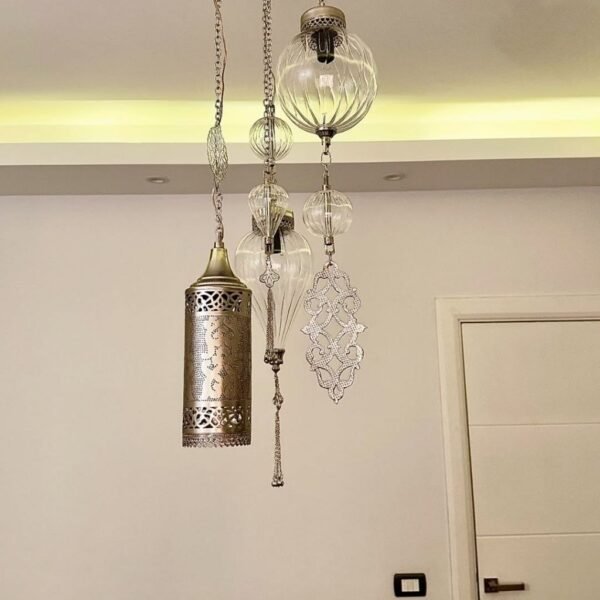 صورة نجفة نحاس مستديرة ذهبي بتصميم ملكي