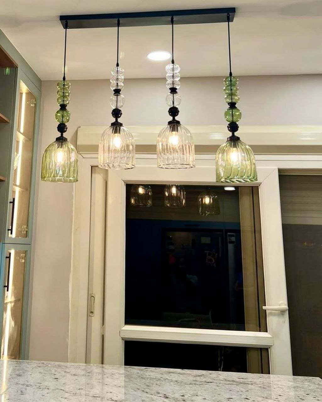 نجفة مسطرة مودرن فضي بتصميم بسيط للسفرة