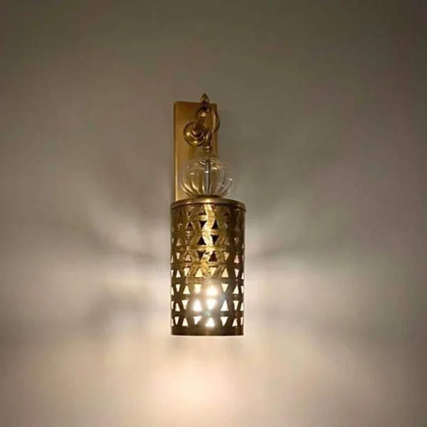 أبليك حائط نحاسي بتصميم زجاجي عصري من المشكاة