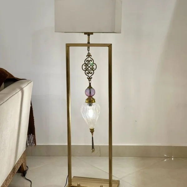 أباجورة أرضية نحاسي بتصميم ملكي مرصع بالكريستال من المشكاة 