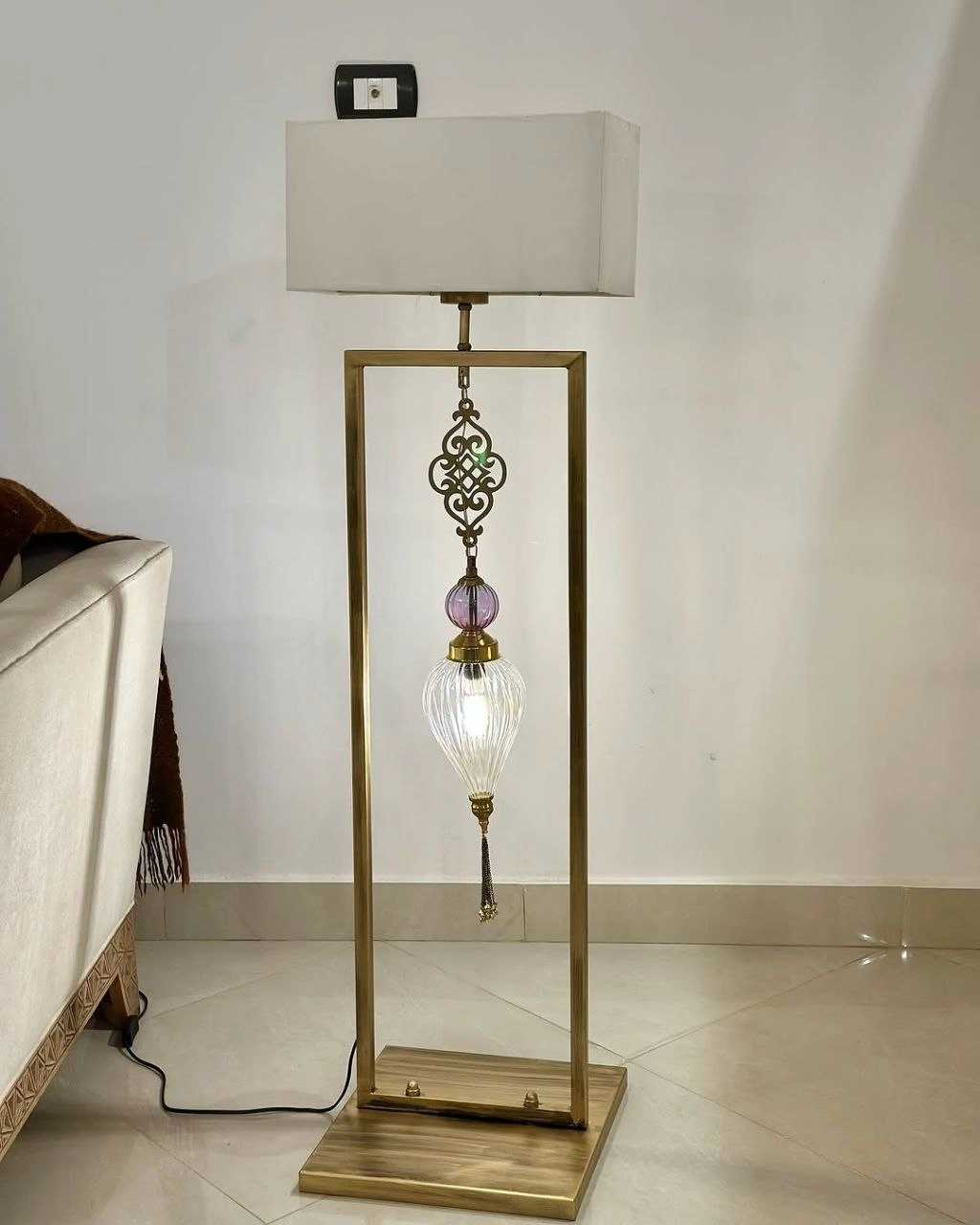 أباجورة أرضية نحاسي بتصميم ملكي مرصع بالكريستال من المشكاة.