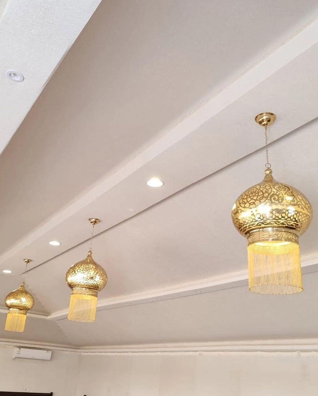 نجف مساجد نحاس بتصميم إسلامي عريق وزخارف يدوية من المشكاة.