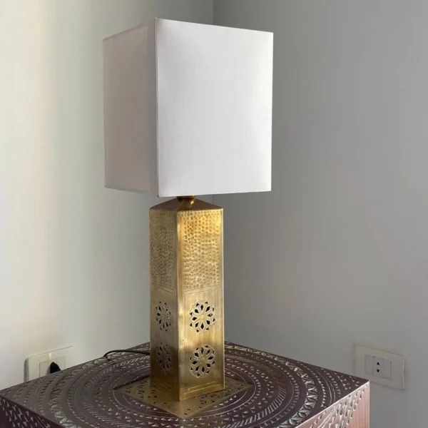 أباجورة غرف نوم نحاسي بتصميم مودرن راقي من المشكاة 