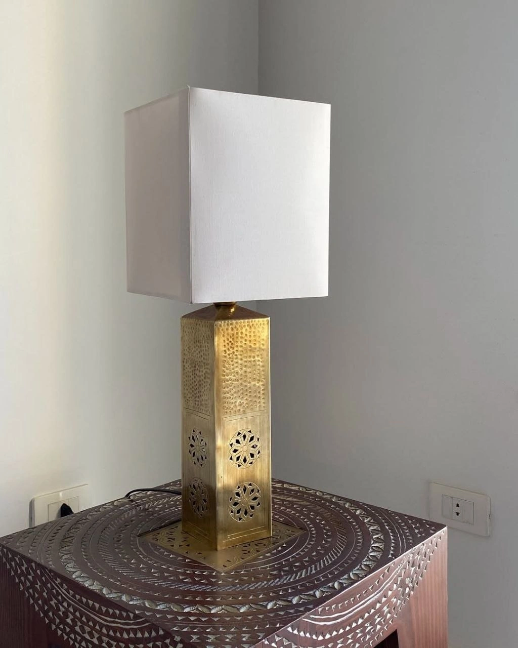 أباجورة غرف نوم نحاسي بتصميم مودرن راقي من المشكاة.