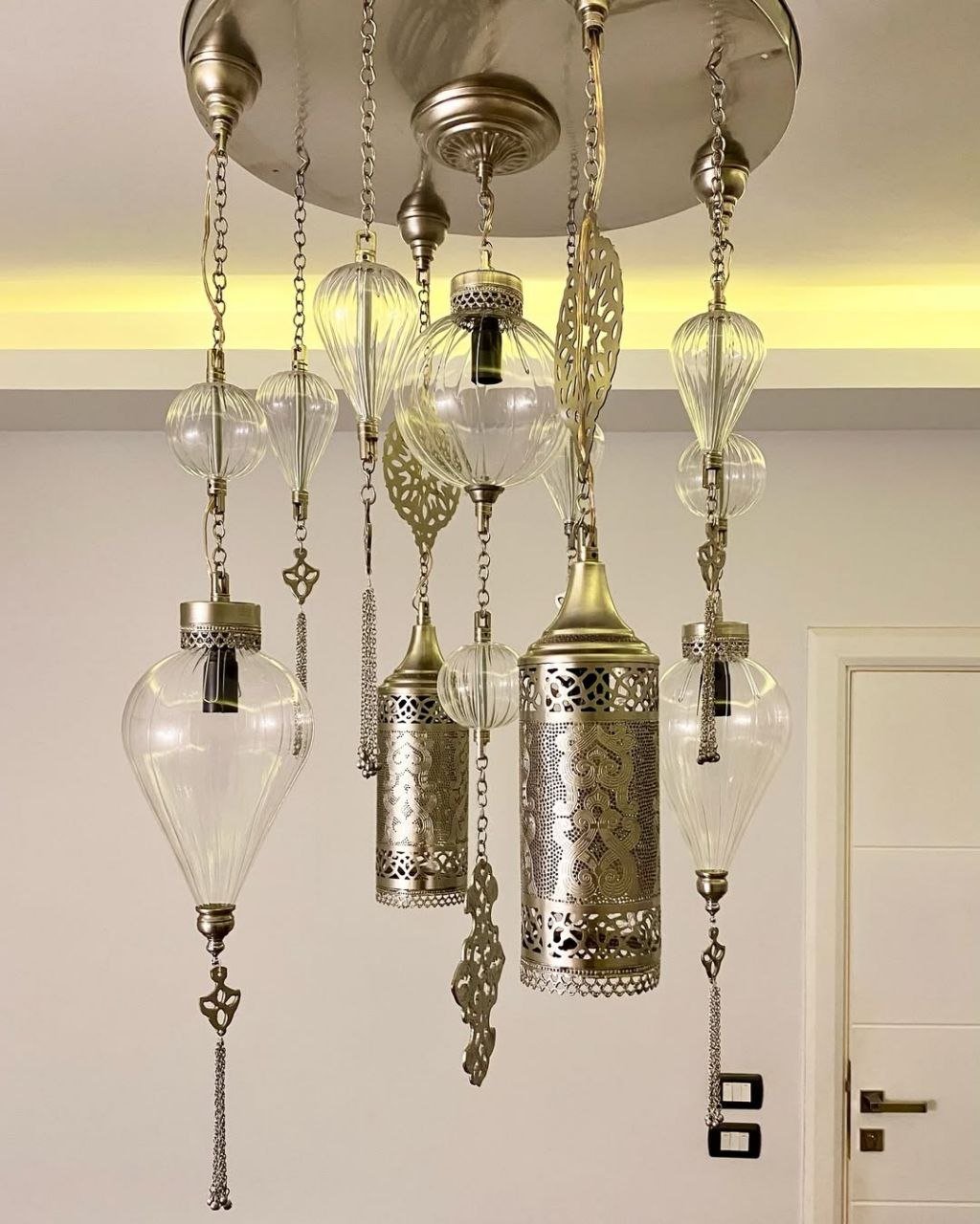 نجفة سقف مودرن فضي بقطع كريستال من المشكاة