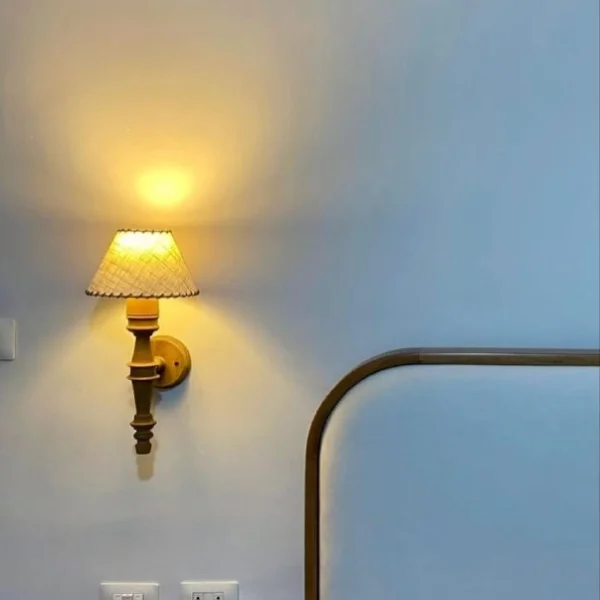 أبليك نحاسي للحوائط مزين بقطع الكريستال النقي من المشكاة 