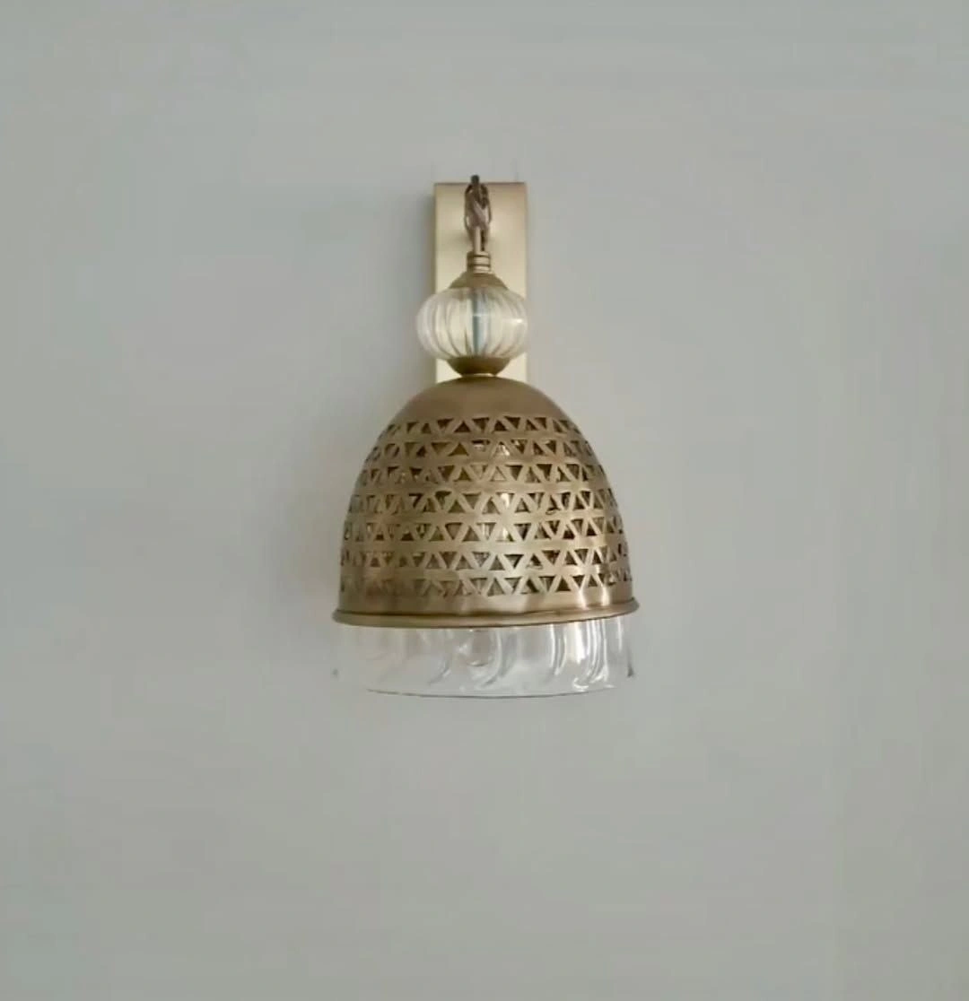 أبليك نحاسي كريستال للحوائط بتصميم راقي من المشكاة.