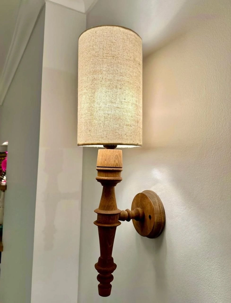 أبليك حائط نحاسي مرصع بالكريستال بتصميم مودرن فخم من المشكاة.