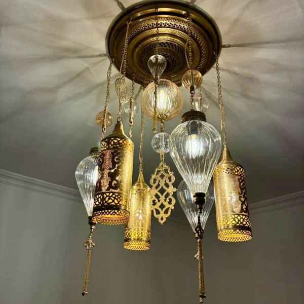 نجفة مودرن ذهبي مطعمة بالكريستال الشفاف من المشكاة