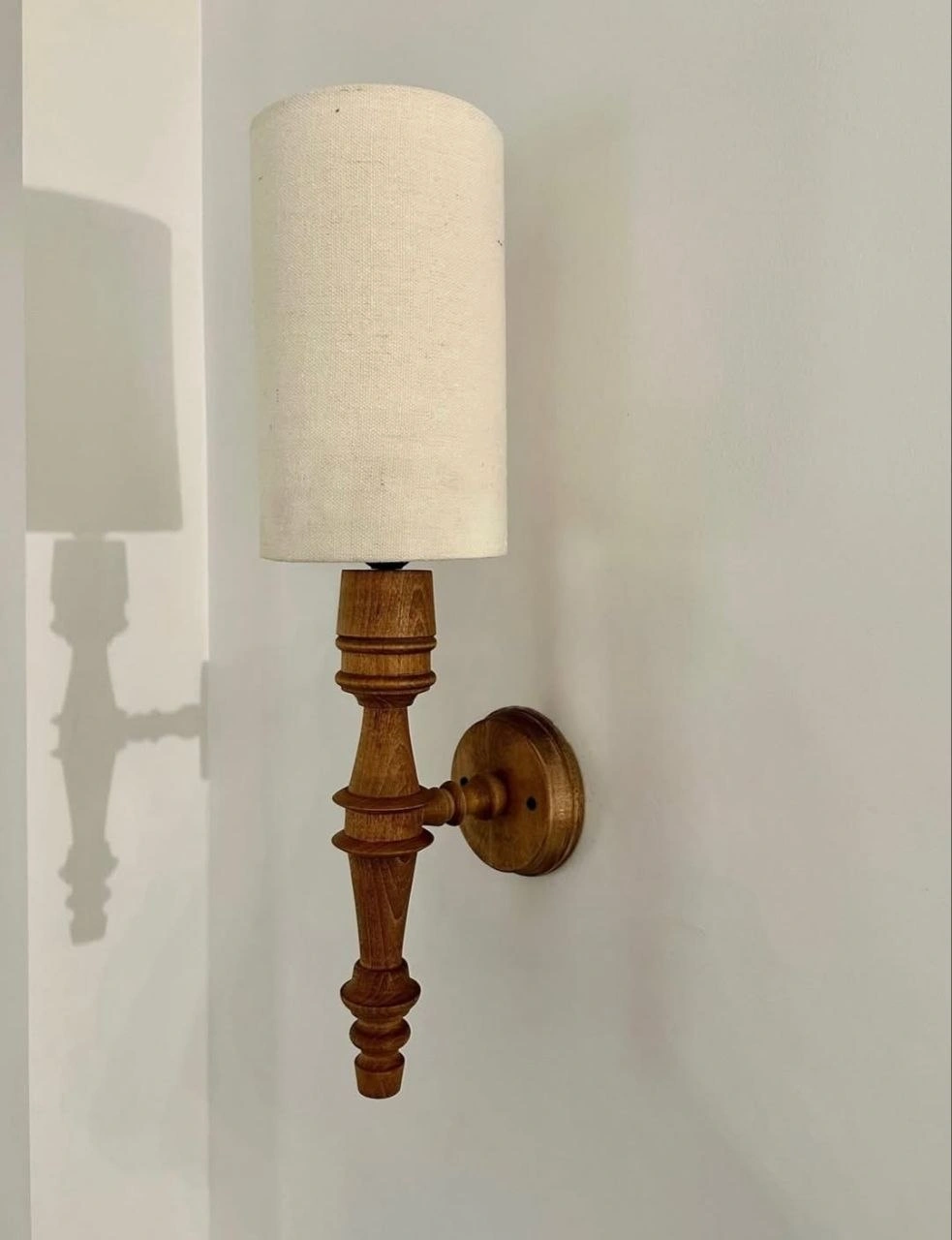 أبليك نحاسي فاخر مرصع بالكريستال الشفاف من المشكاة.