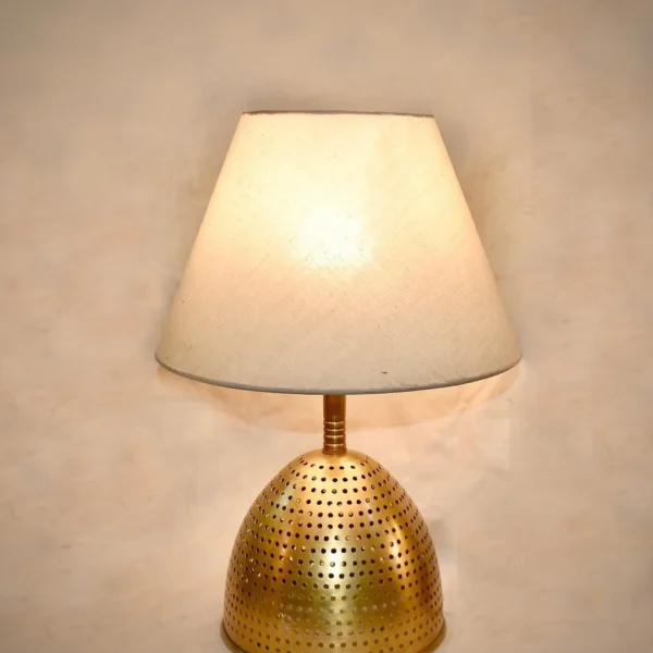 أباجورة غرف نوم نحاسي بتصميم مودرن راقي من المشكاة 