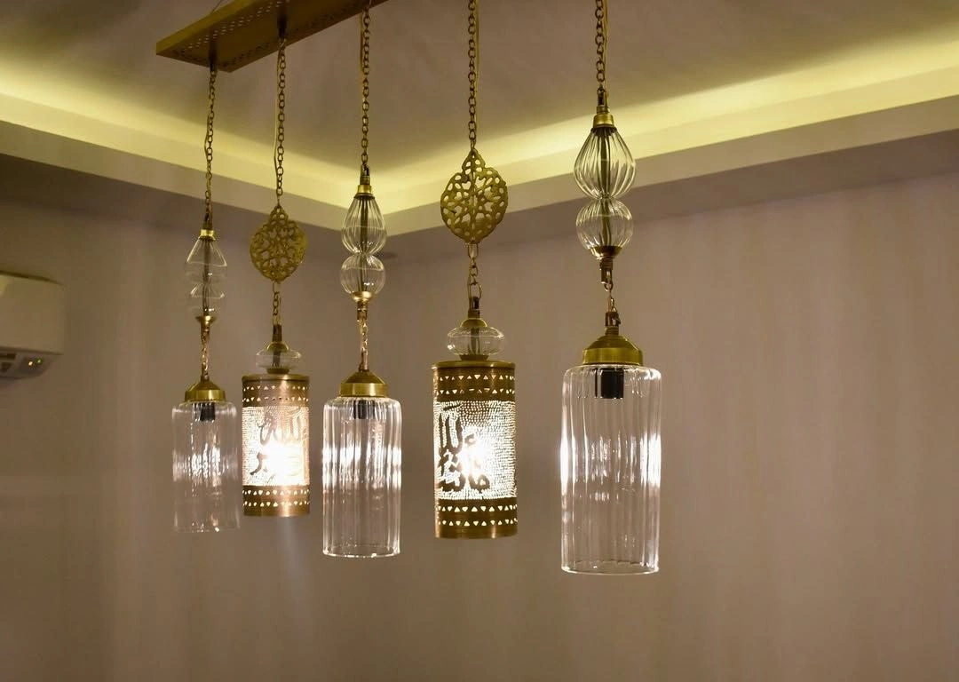 نجف مساجد نحاس بتصميم إسلامي دائري ضخم من المشكاة.