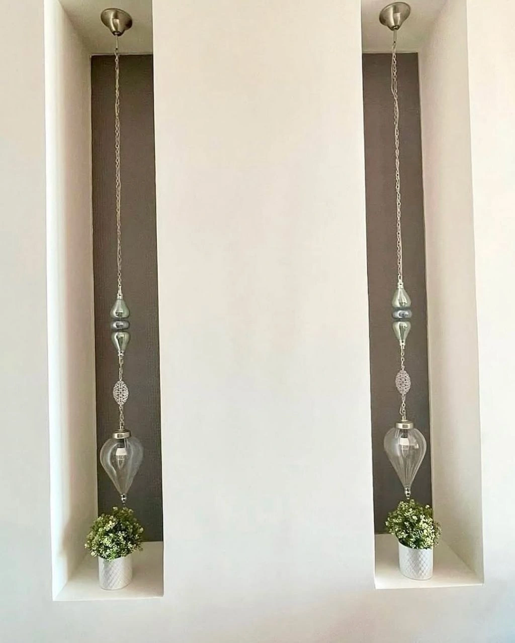 نجف نحاس مودرن بتصميم انسيابي مزين بالكريستال الفاخر من المشكاة.