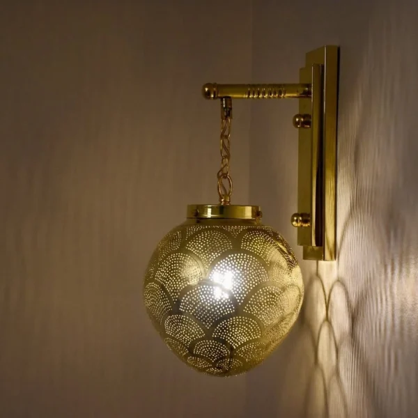 أبليك حائط نحاسي وزجاجي بتصميم مودرن أنيق من المشكاة