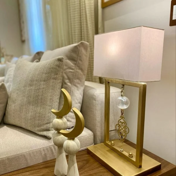 أباجورة غرف نوم نحاسي بتصميم انسيابي جذاب من المشكاة 