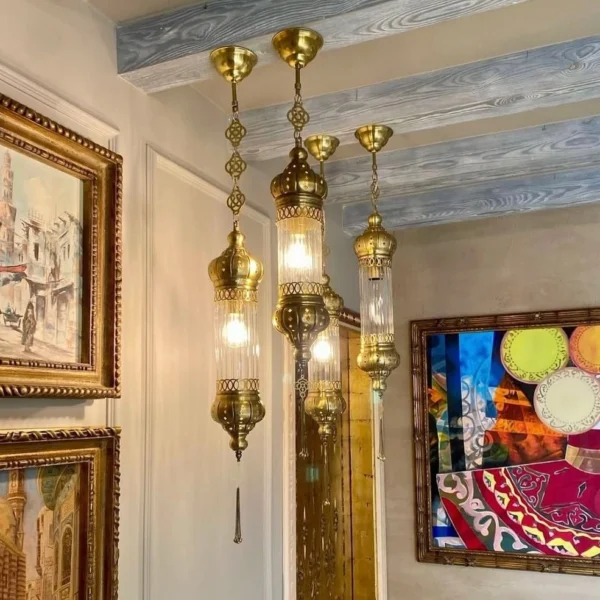 نجف نحاس مودرن مرصع بالكريستال بتصميم هندسي فريد من المشكاة