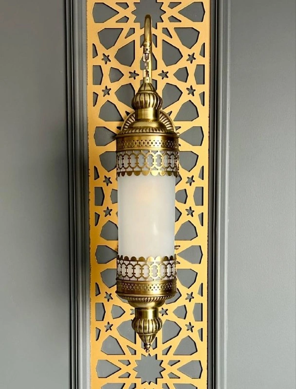 أبليك حائط نحاسي مدمج بالزجاج النقي بتصميم عصري من المشكاة.