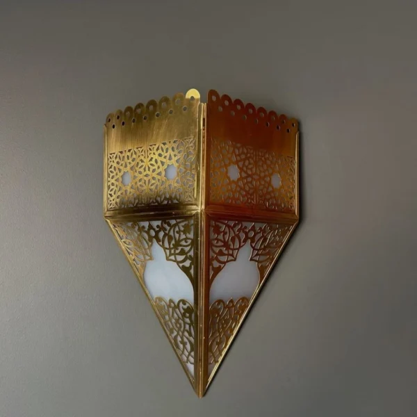 أبليك حائط نحاسي بتصميم زجاجي عصري وأنيق من المشكاة