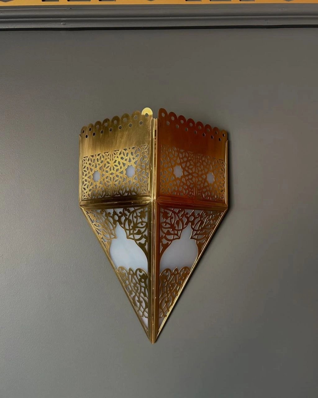 أبليك حائط نحاسي بتصميم زجاجي عصري وأنيق من المشكاة.