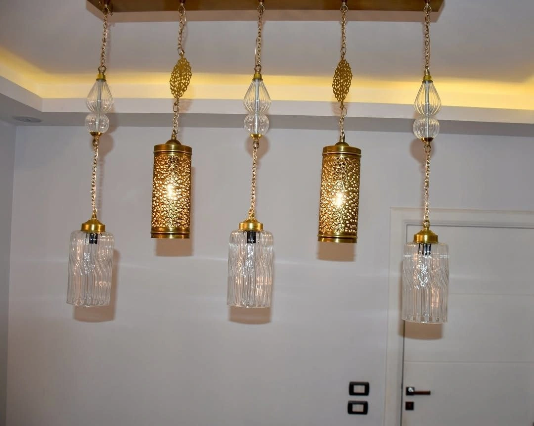 نجف نحاس مودرن بتصميم دائري وقطع كريستال نقية من المشكاة.