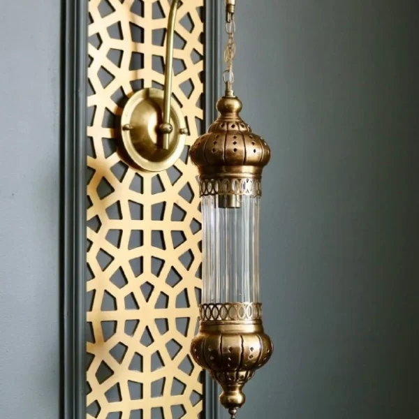 أبليك حائط نحاسي بتصميم زجاجي فريد من المشكاة