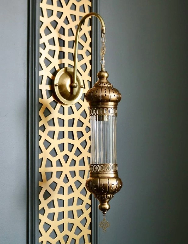 أبليك حائط نحاسي بتصميم زجاجي فريد من المشكاة.