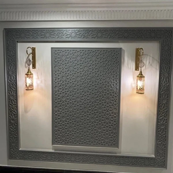 أبليك حائط نحاسي مزين بالكريستال بتصميم كلاسيكي حديث من المشكاة 