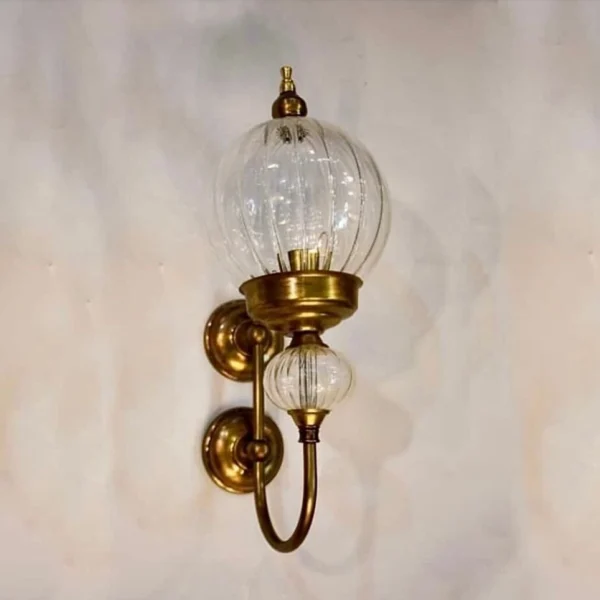 أبليك حائط نحاسي بتصميم زجاجي عصري من المشكاة 