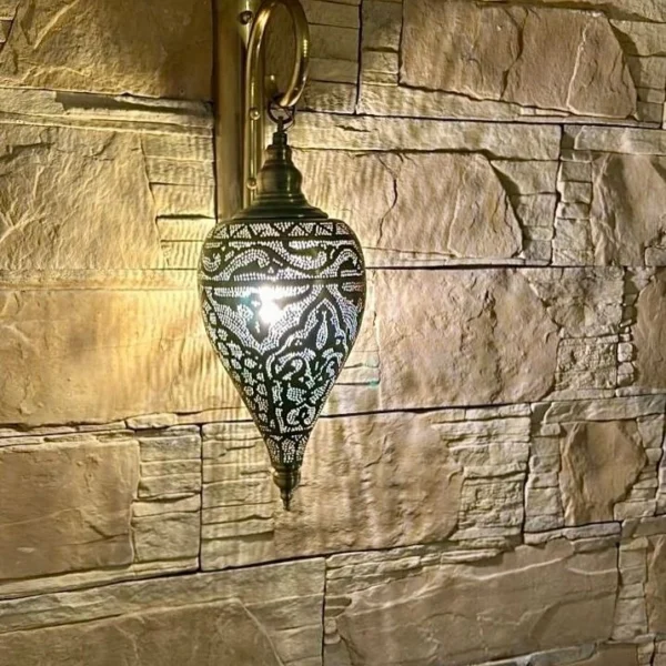 أبليك حائط نحاسي مدمج بزجاج نقي وتصميم مودرن من المشكاة 