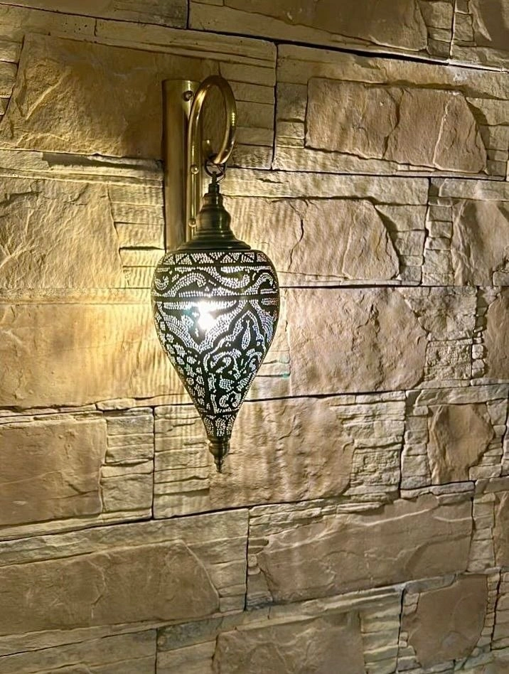 أبليك حائط نحاسي مدمج بزجاج نقي وتصميم مودرن من المشكاة.