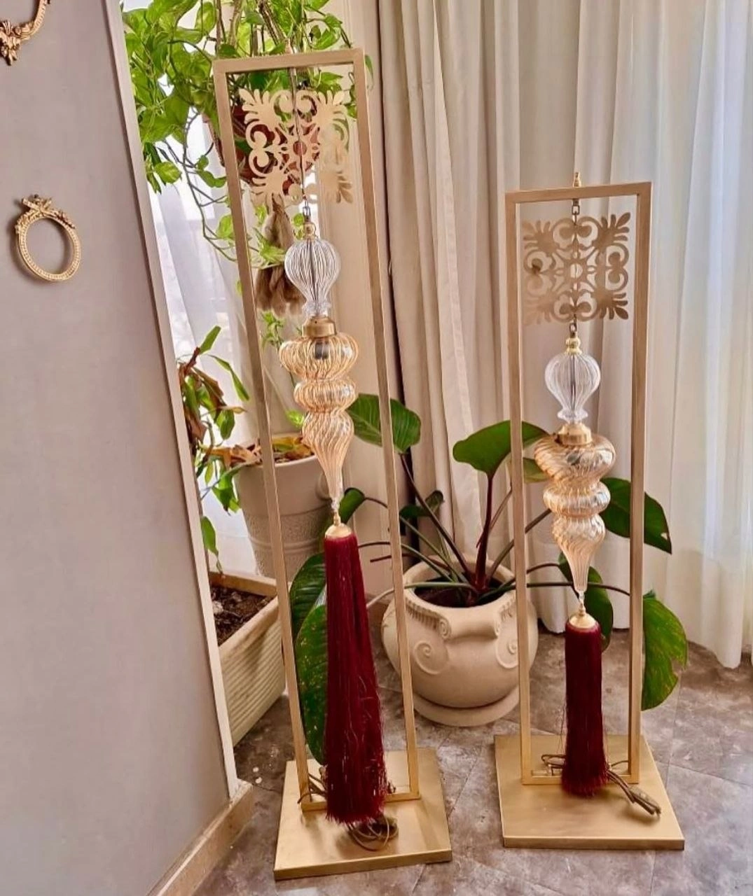 أباجورة أرضية نحاسي بتصميم ملكي مرصع بالكريستال النقي من المشكاة.