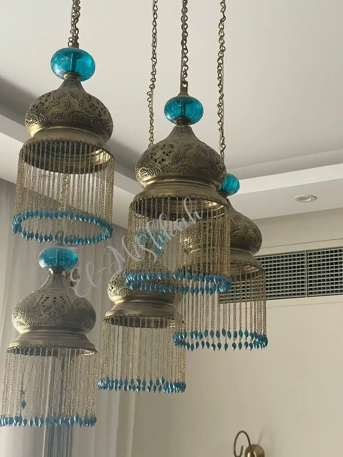 نجف مودرن نحاس كريستال بتصميم انسيابي راقي من المشكاة.