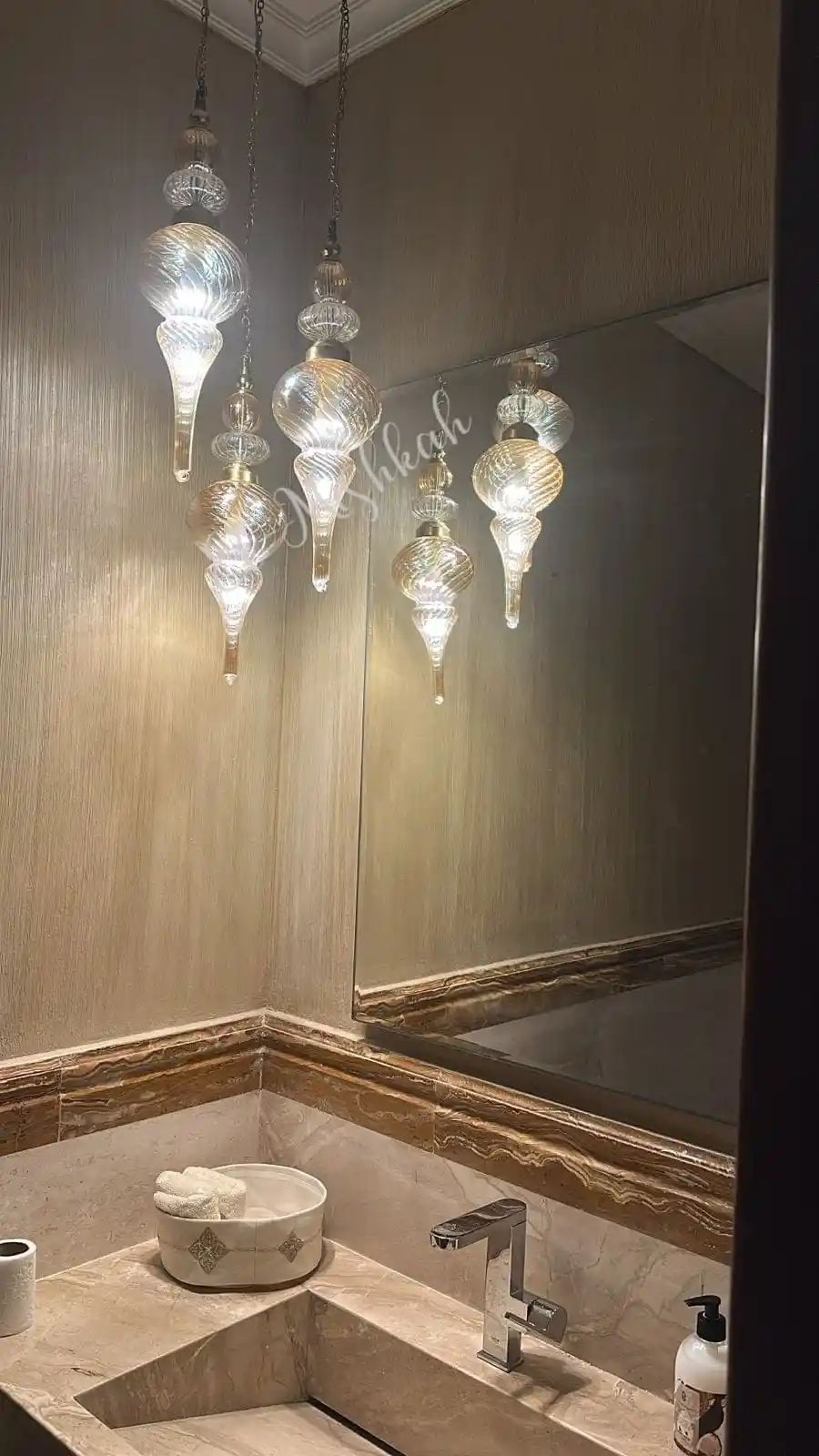 نجف مودرن نحاس كريستال بتصميم دائري فريد من المشكاة.