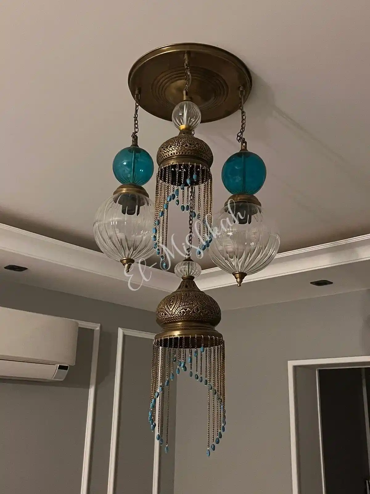 نجف مودرن نحاس كريستال بتصميم عصري فريد من المشكاة.