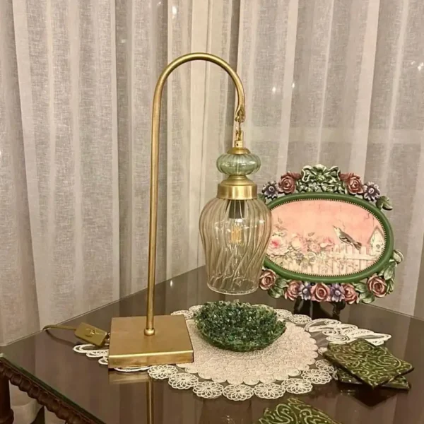 أباجورة غرف نوم كريستال بتصميم مودرن وتوزيع ضوئي ساحر من المشكاة 