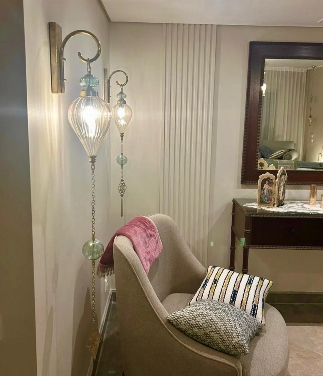 أبليك كلاسيك نحاس مودرن بتصميم ذهبي انسيابي فاخر من المشكاة.