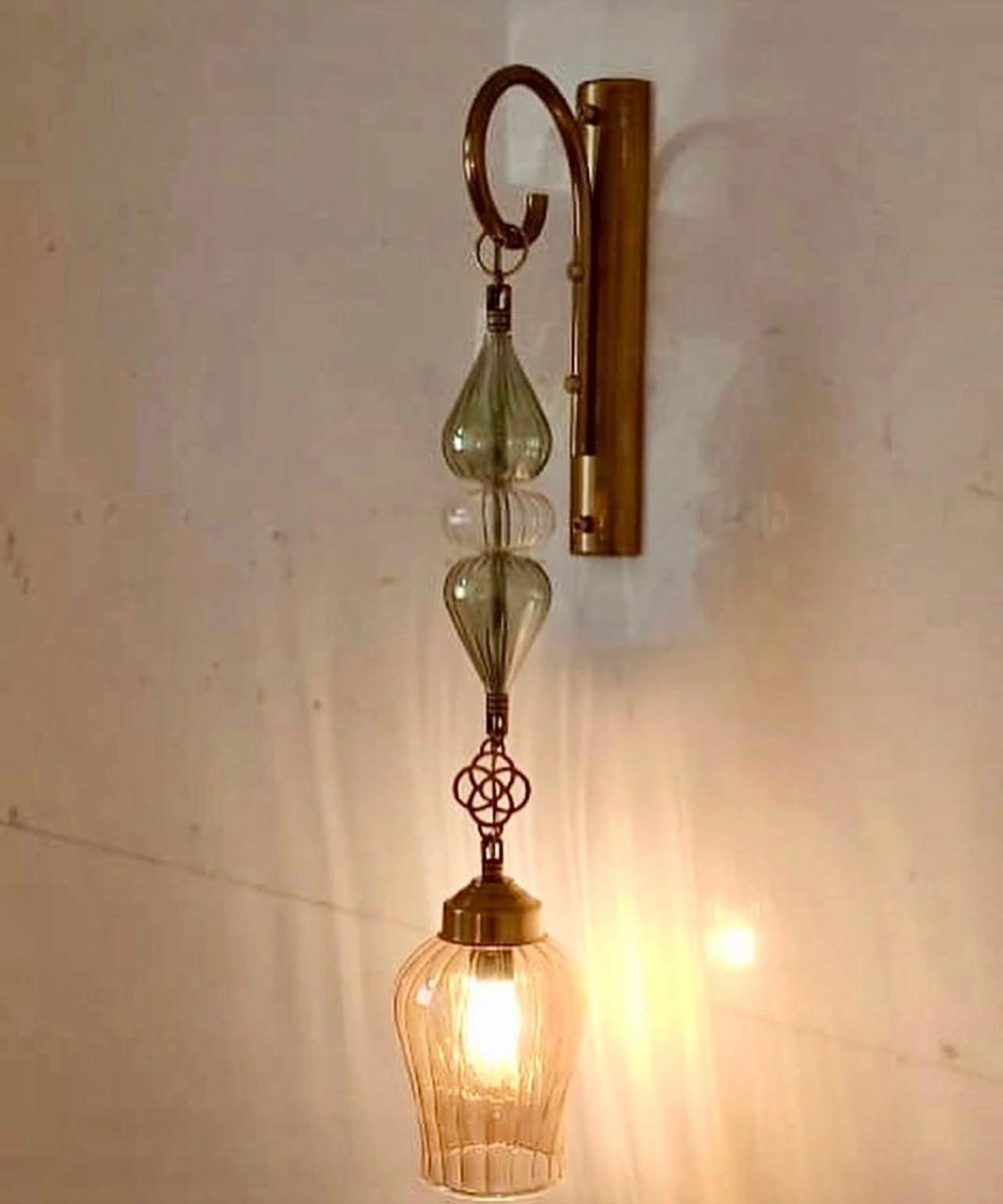 أبليك نحاسي كريستال للحوائط بتصميم كلاسيكي فاخر من المشكاة.